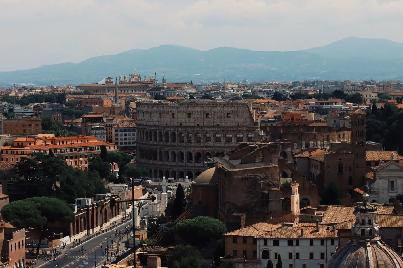 Le Colisée et les toits de Rome au coucher du soleil