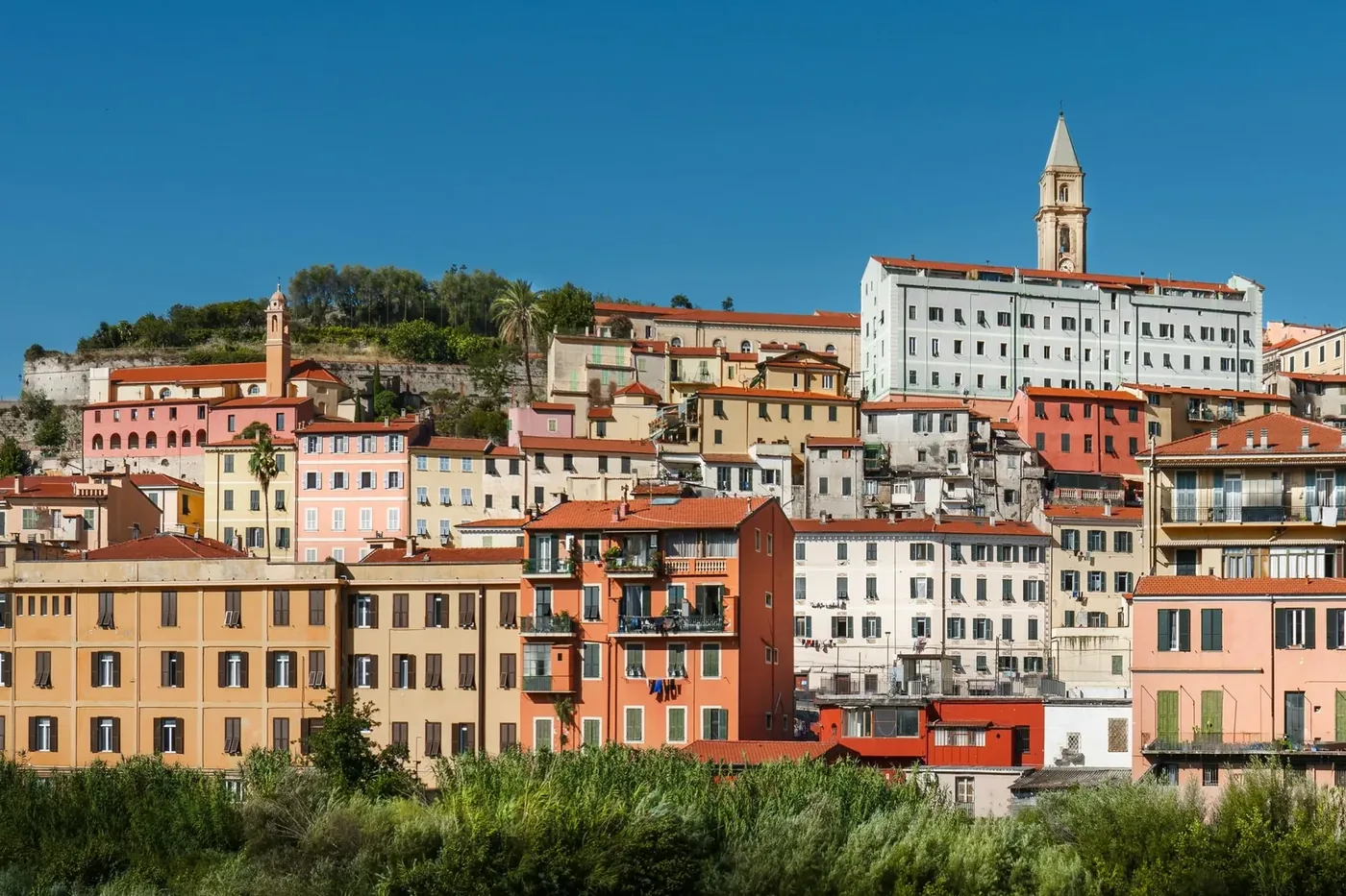 Village de pêcheurs aux façades colorées sur la côte ligure