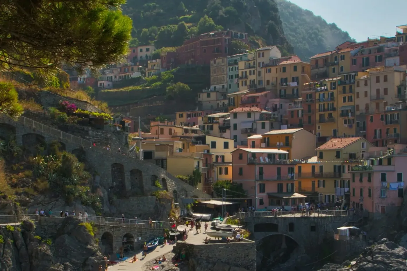Maisons colorées des Cinque Terre accrochées à la falaise